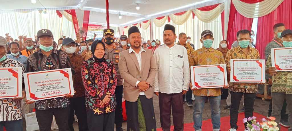 Puluhan Nelayan Gresik Dapat Bantuan Mesin Perahu dari Kemensos