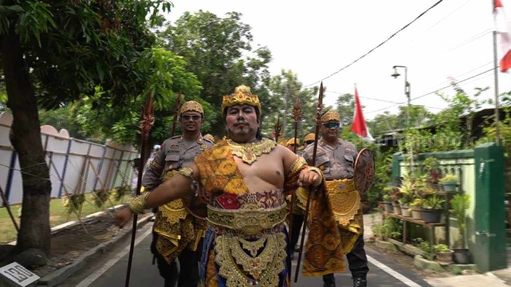 Pakai Kostum Majapahit, PJU Polresta Mojokerto Bikin Kejutan untuk Korem 082/CPYJ