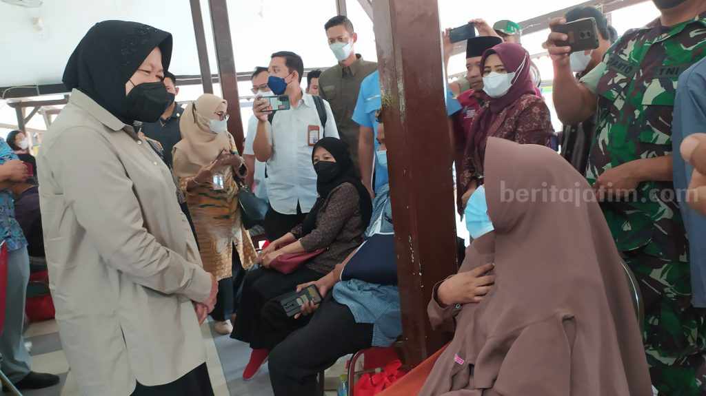 Mensos Risma Serahkan Santunan untuk 23 Korban Tragedi Kanjuruhan asal Pasuruan