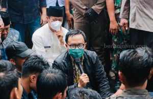 Bupati Pamekasan Temui Pendemo di Tengah Gerimis