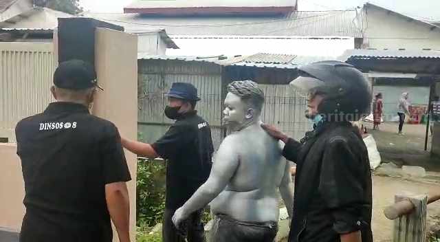 ‘Manusia Silver’ di Mojokerto Terlibat Kejar-kejaran dengan Petugas