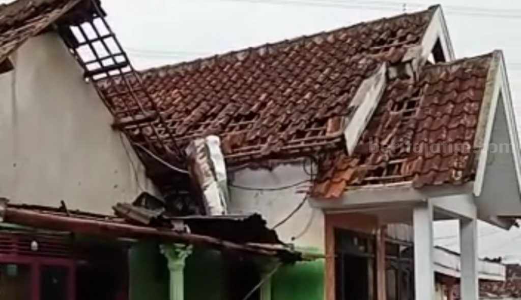 Puting Beliung Pasuruan, Atap Rumah Terbang