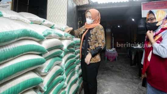 Pastikan Harga dan Kualitas Bantuan, Wali Kota Mojokerto Tinjau Penyaluran BPNT