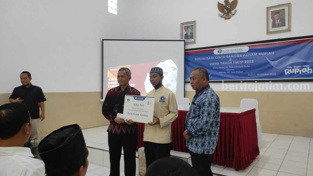 Bank Indonesia Kediri Sosialisasi Uang Rupiah Kertas Tahun Emisi 2022 Kepada Tunanetra