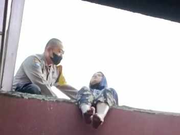 Polisi di Mojokerto Gagalkan Aksi Bunuh Diri Perempuan Muda di Atas Atap Masjid