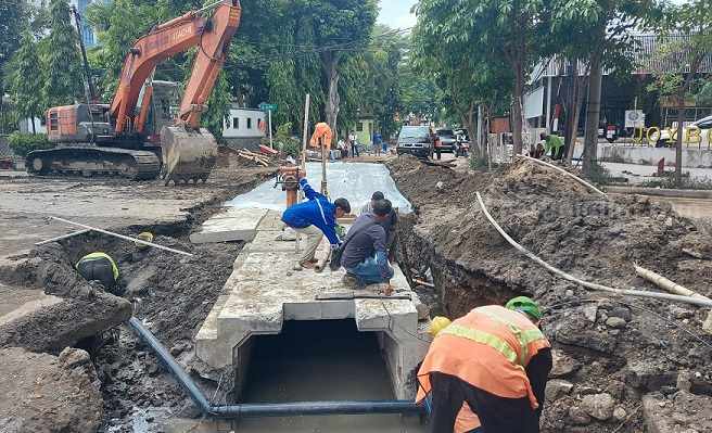 Pemkot Surabaya Kebut Pengerjaan Saluran Air di Panglima Sudirman dan Biliton