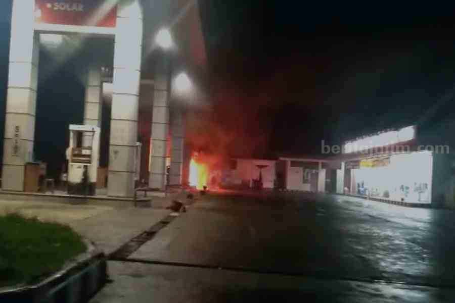 Mobil Pick-Up Terbakar Saat Isi Pertalite di Padas Ngawi, 1 Orang Luka