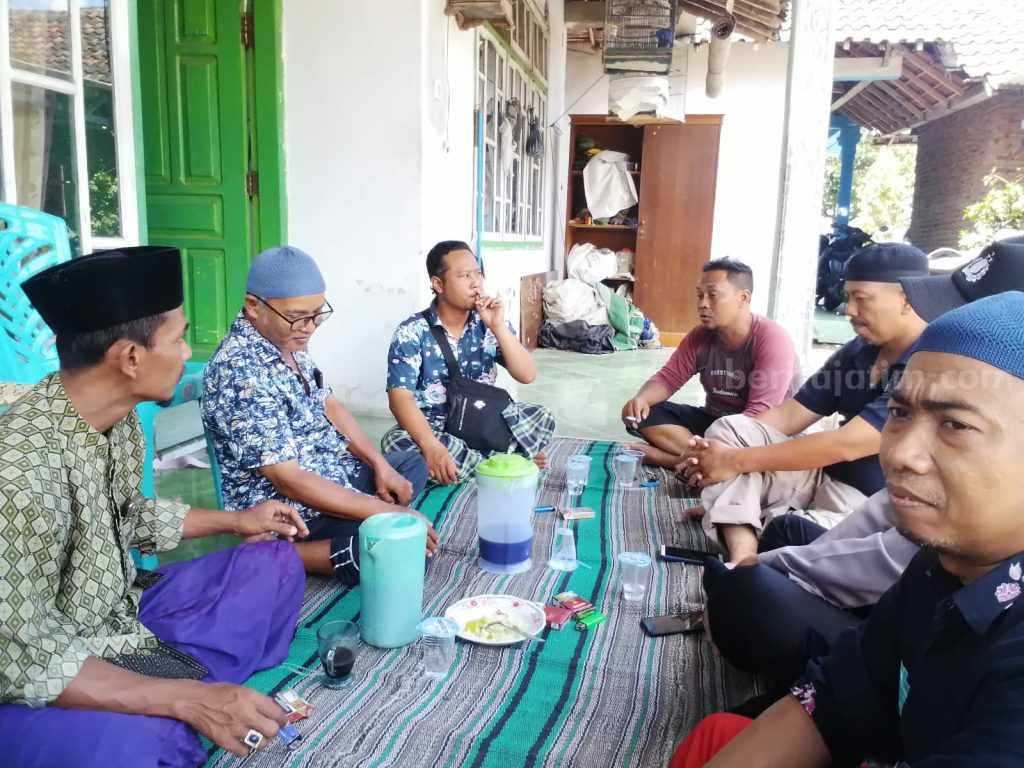 Isak Tangis Sambut Kedatangan Dua Jenazah Aremania Asal Jember