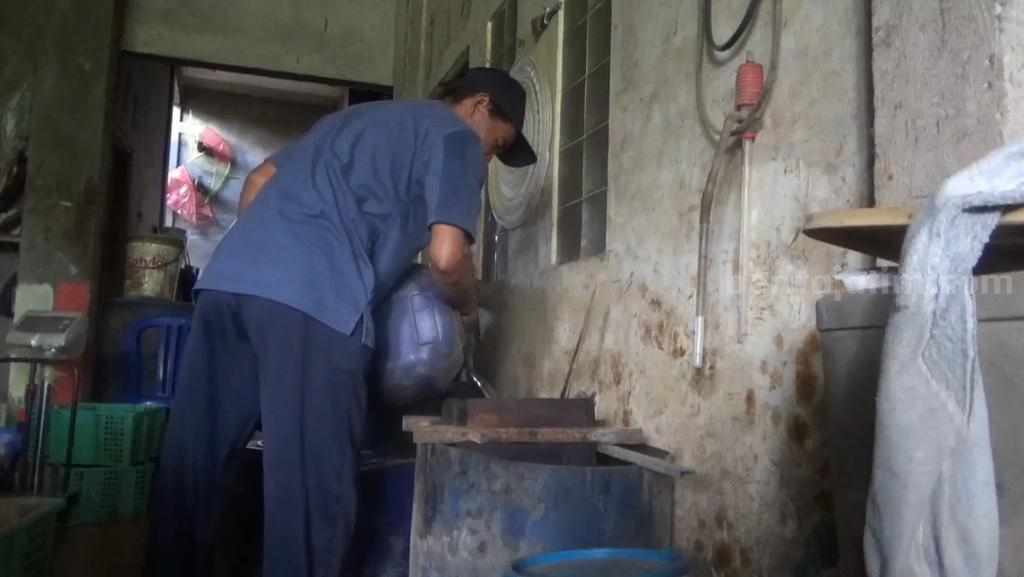 Warga Ponorogo Sulap Sampah Daun Cengkeh Jadi Pundi-pundi Rupiah
