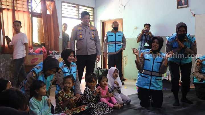Anak-anak Pengungsi Desa Talun Dapat Trauma Healing dari Polres Ponorogo