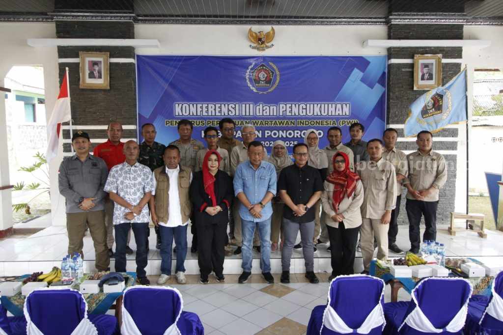 Lantik Pengurus Baru PWI Ponorogo, Ketua PWI Jatim: Wartawan Harus Kritis dan Objektif
