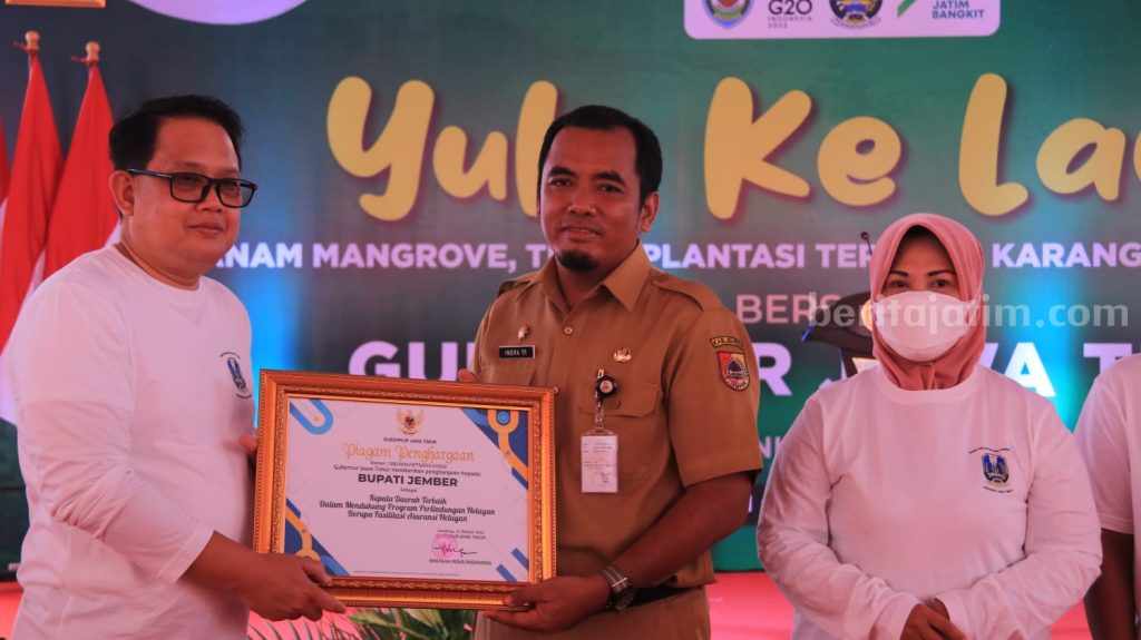 Fasilitasi Asuransi Ribuan Nelayan, Pemkab Jember Diganjar Penghargaan Pemprov Jatim Adhy Karyono