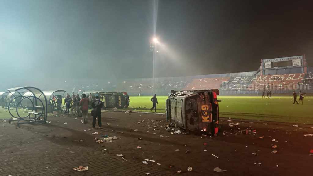Ricuh di Stadion Kanjuruhan Malang: 4 Mobil Polisi Hancur, 1 Hangus Terbakar