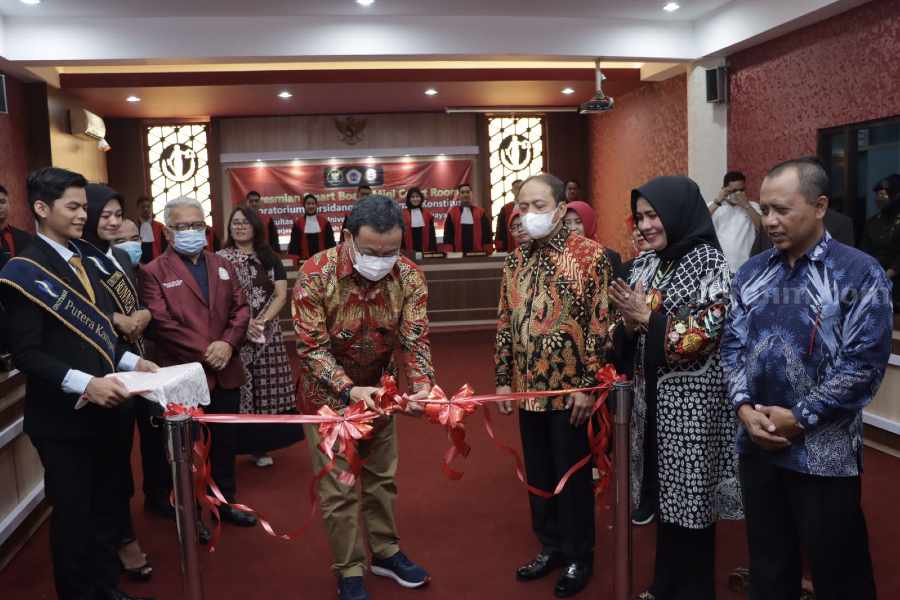 FH Unitomo dan MK Resmikan Smart Board Mini Court Room