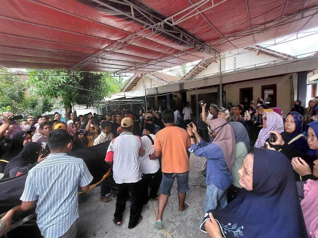 Tangis Keluarga Pecah Saat Jenazah Aremania Asal Magetan Sampai Rumah Duka