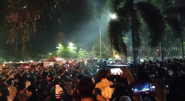 Aremania dan Bonek Kompak Nyanyi Bareng Usai Doa Bersama di Kanjuruhan
