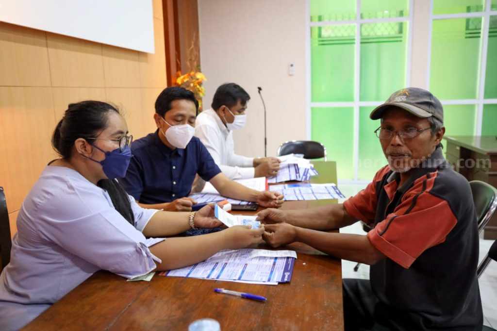 Bagikan Kartu Kusuka, DKPP Berharap Pelaku Usaha Sektor Perikanan Kota Kediri Semakin Mendunia