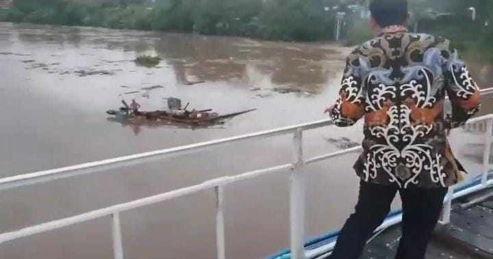 Pria di atas Perahu Hanyut Bikin Wali Kota Kediri Panik