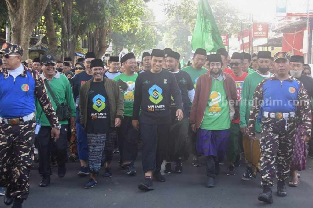 Sarungan Bersama Santri, Wali Kota Kediri Jalan Sehat di Hari Minggu