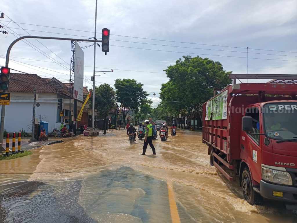 Kapolres Trenggalek Beri Bantuan Anggotanya yang Jadi Korban Banjir