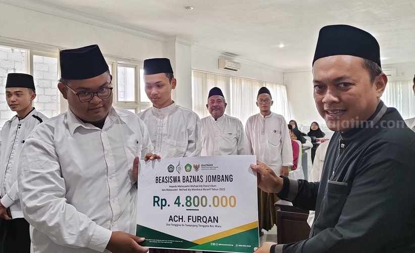 Majukan Pendidikan Pesantren, Baznas Jombang Berikan Beasiswa Rp96 Juta untuk Mahasantri