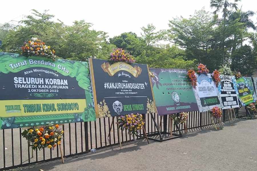 Karangan Bunga Duka Cita Terus Datang ke Kanjuruhan Malang, Terbanyak dari Bonek Mania
