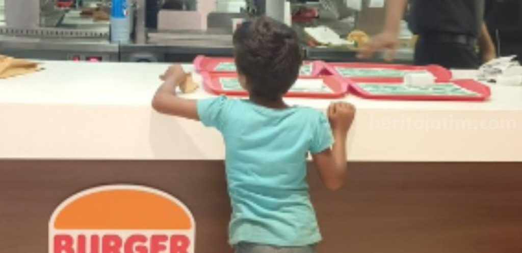 Gadis Kecil Hanya Bawa Rp2.000 Untuk Beli Burger, Inisiatif Karyawan Bikin Hati Meleleh