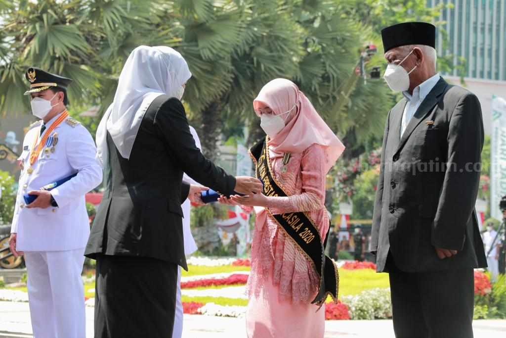Sabet Lebih dari 90 Medali, Remaja Usia 11 Tahun Ini Terima Lencana Emas dari Khofifah