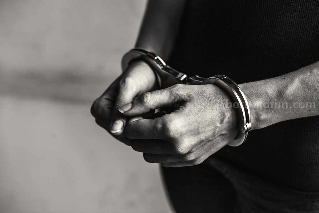 Usai Dugem dan Beli Ineks di Diskotik Ibiza, Warga Dukuh Kupang Diborgol Polisi Ilustrasi ditangkap. (Sumber foto : rawpixel.com/freepik)