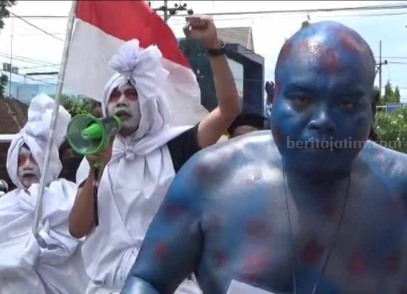 Berdandan Ala Pocongan, Warga Jember Demo Soal Dugaan Kasus Dana Covid