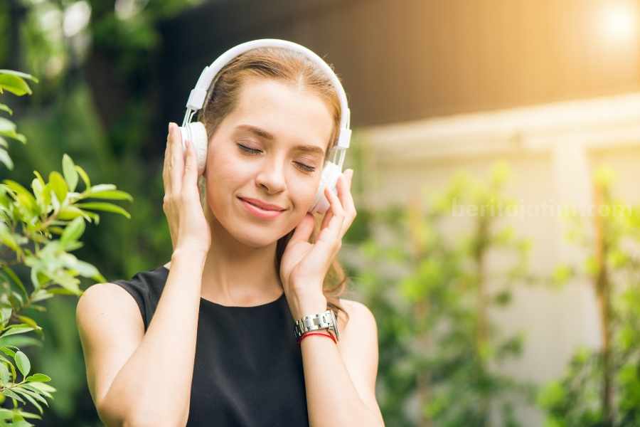 Coba Sekarang! 5 Aktivitas yang Dapat Kurangi Stres Ilustrasi mendengarkan musik (pexels.com)