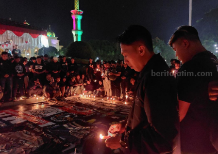 Ratusan Suporter Bola Penuhi Alun-Alun Magetan, Gelar Doa Bersama untuk Tragedi Kanjuruhan