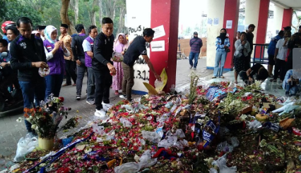 Kapten Persik Kediri, Arthur Irawan Tabur Bunga di Pintu 13 Stadion Kanjuruhan