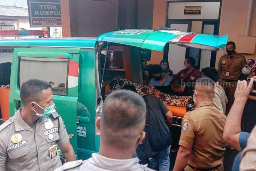 Jumlah Korban Meninggal Tragedi Kanjuruhan Bertambah Jenazah Helen Pricela korban tragedi Kanjuruhan dimasukan ambulans.