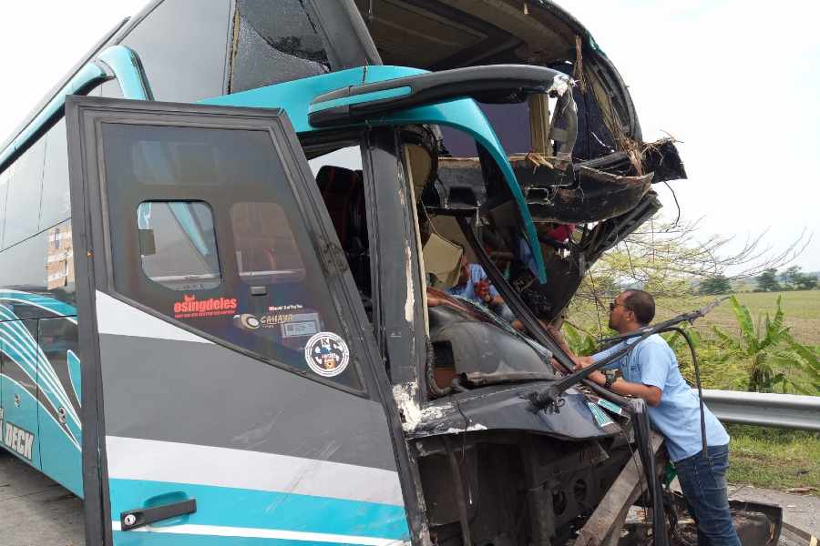 Bus Pariwisata Tabrak Truk di Tol Jombang, Kernet Tewas