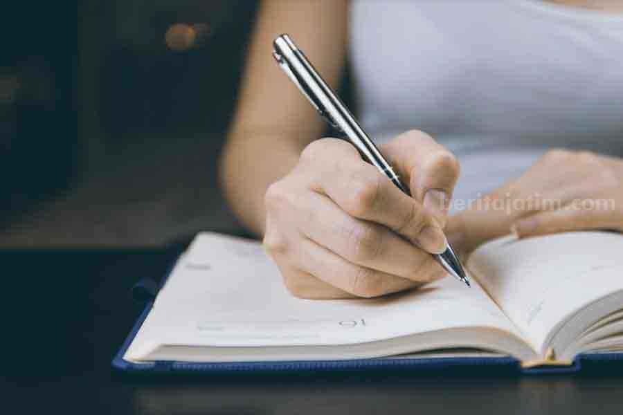 Suka Menulis? Ini 5 Pekerjaan yang Bisa Kamu Geluti Ilustrasi orang yang memiliki skill menulis. (Pexels)