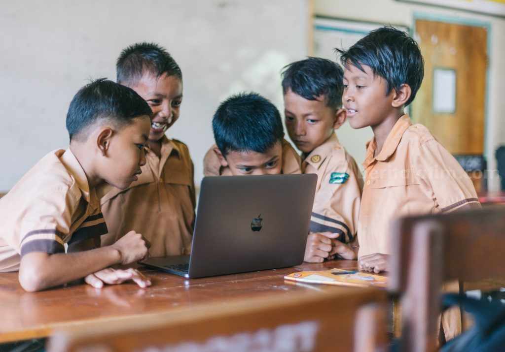 Peraturan Baru, Anak Sekolah Wajib Pakai Baju Adat Sebagai Seragam