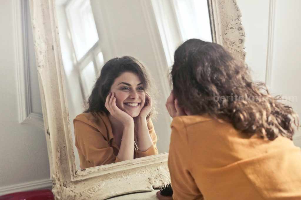 Potret seorang wanita tersenyum. (Sumber foto : pexels)