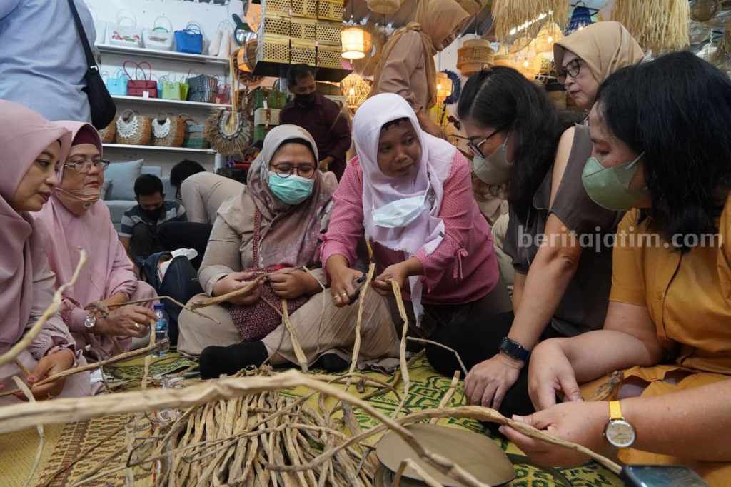 Mbak Cicha Tingkatkan Kapasitas Pengurus PKK Lewat Pelatihan Handycraft