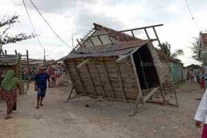 Angin Puting Beliung Sapu Karanganyar Sumenep, Belasan Bangunan Rusak