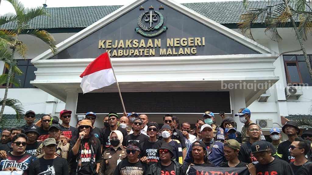 Ribuan Aremania Aksi Damai di Kantor Kejaksaan Negeri Kepanjen