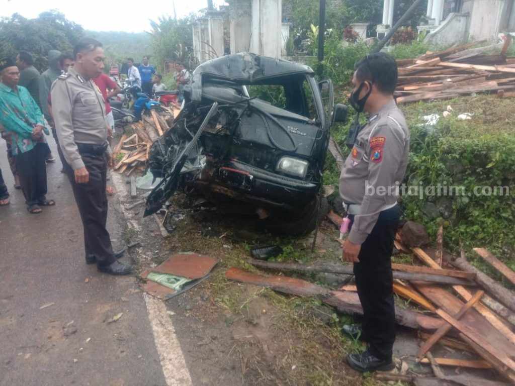 Truk Mundur Hantam Microbus dan Pikap, 1 Orang Tewas