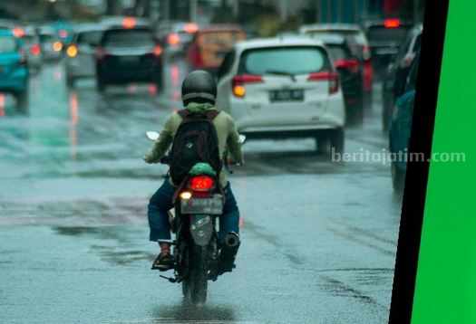 Tips Berkendara Aman Saat Musim Hujan