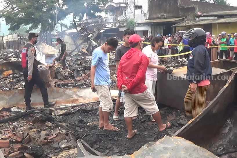 Pedagang Pasar Kesamben Kais Uang Koin untuk Bertahan Hidup