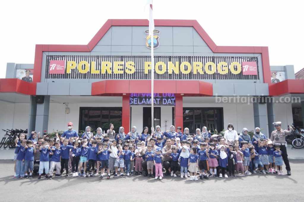 Polres Ponorogo Beri Edukasi Lalu Lintas pada Puluhan Anak TK