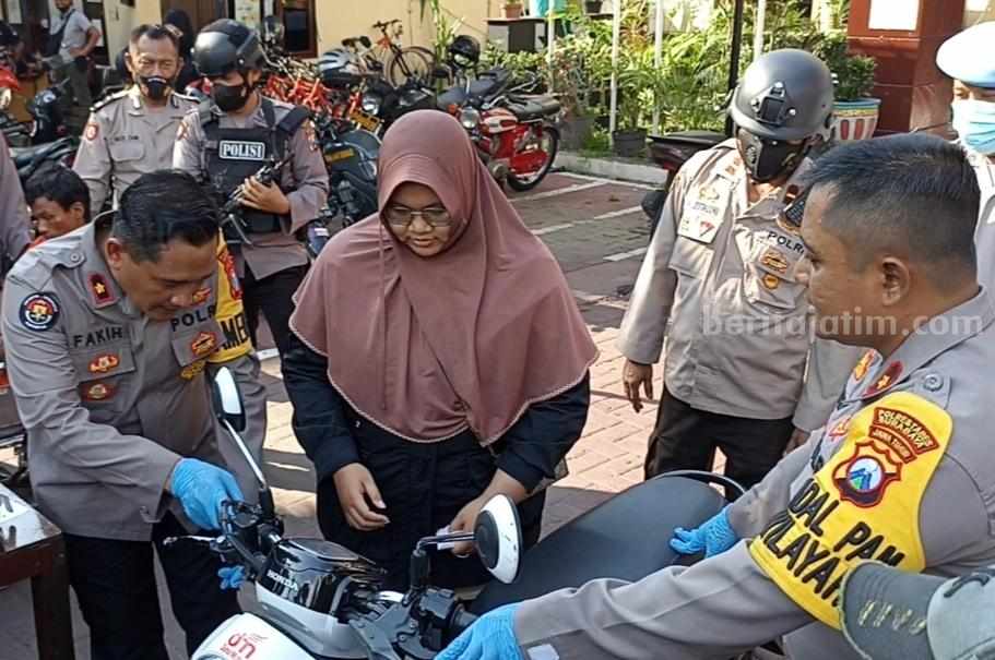 Wanita Ini Tak Tahu Motornya Hilang, Tahu-tahu Dikembalikan Polisi