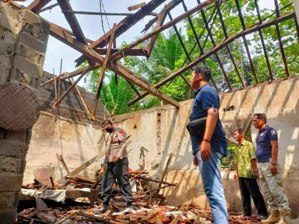Dapur Rumah Nenek 66 Tahun di Blitar Roboh, Lapuk Termakan Usia
