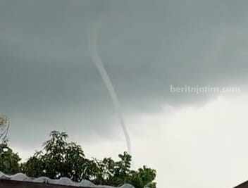 Viral Video Pusaran Angin di Langit Geneng Ngawi, Warga Geger