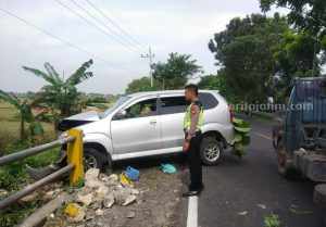 Sopir Ngantuk, Mobil Tabrak Pembatas Jalan di Sampang