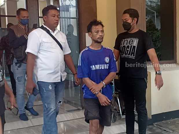 Terjatuh Usai Rampas HP, Penjambret di Surabaya Dihajar Massa